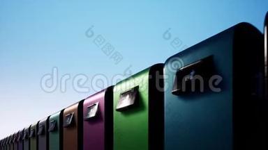 一排彩色的铁制垃圾箱，映衬着晴朗的蓝天.. 垃圾分类，节约环境..
